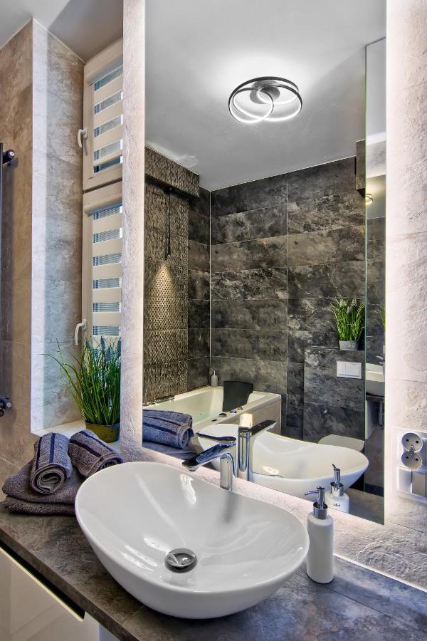 Apartament Bialy Z Jacuzzi Kraków Eksteriør billede